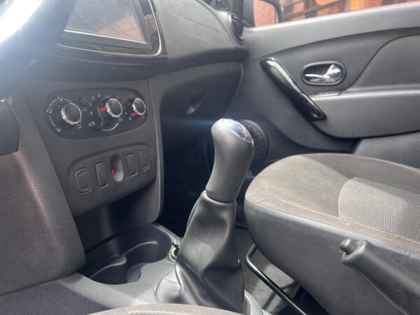 RENAULT LOGAN - Imagen 18